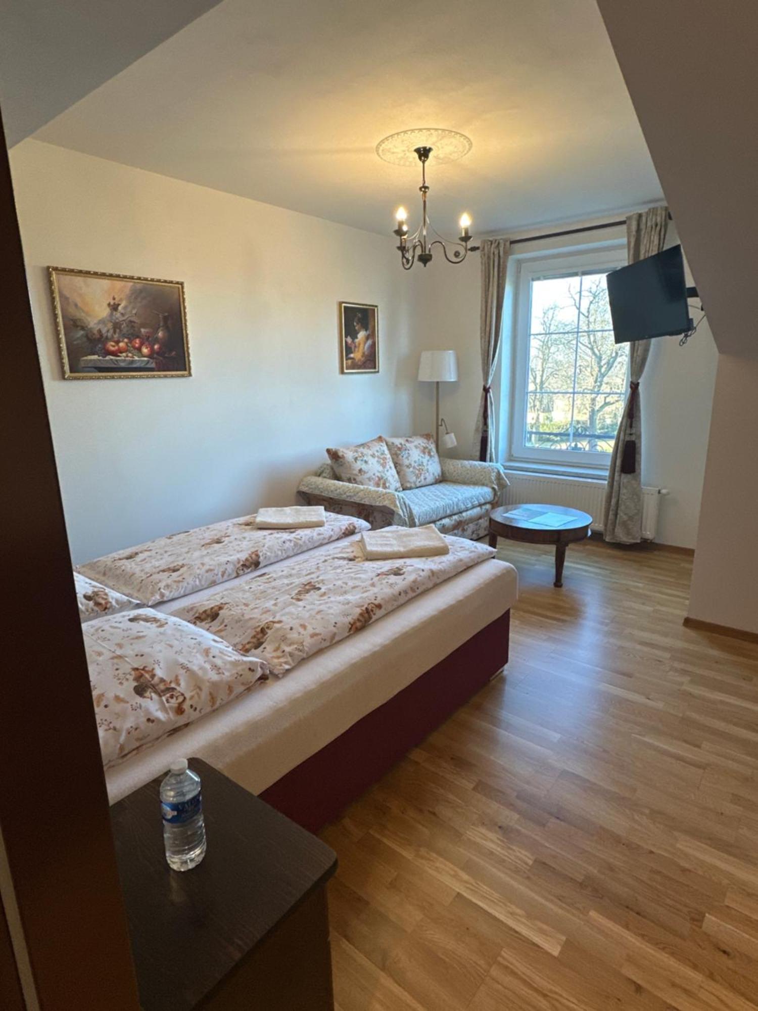 Bynovecky Zamecek Otel Dış mekan fotoğraf